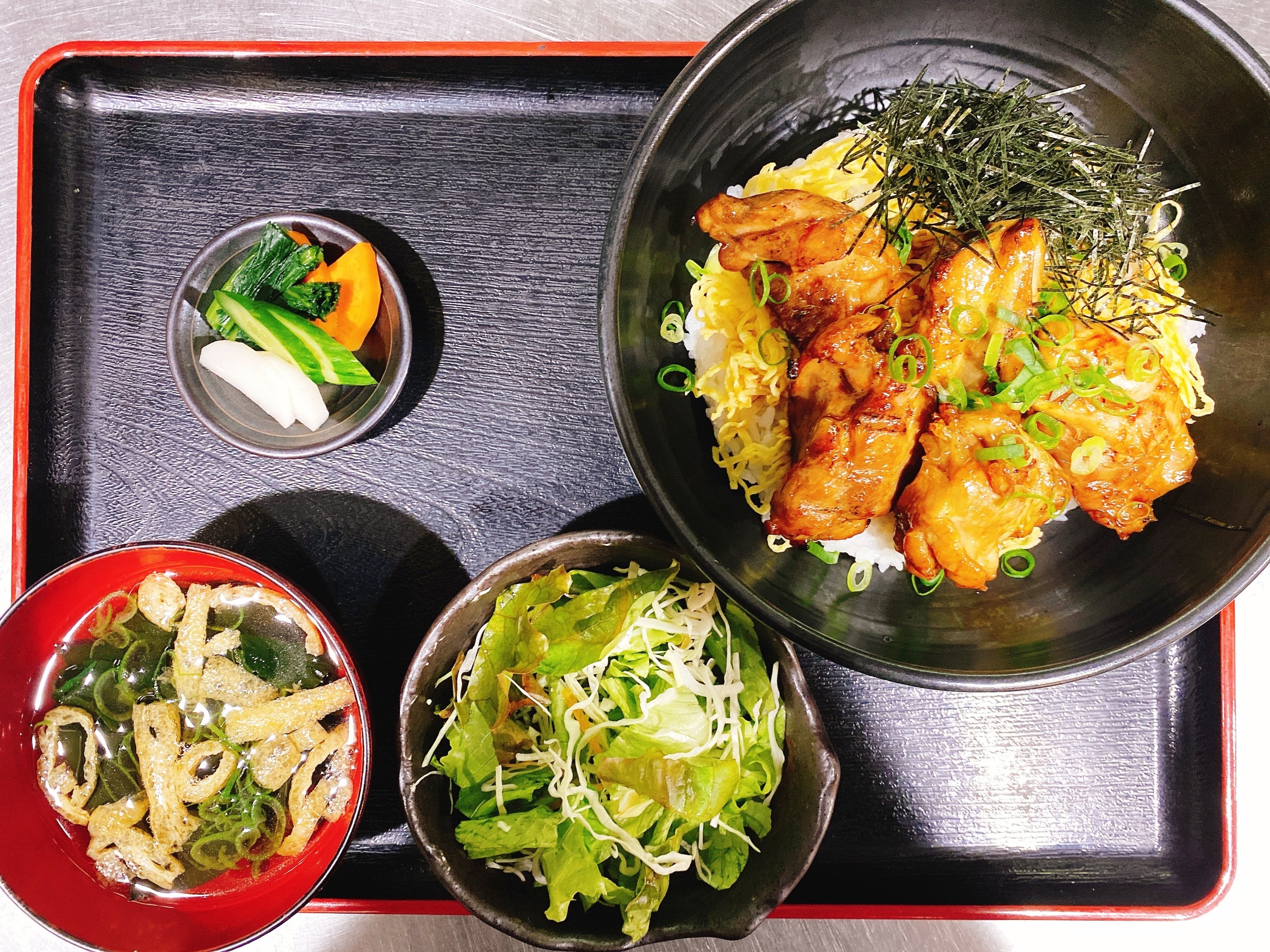 国産地鶏の焼き鶏丼　900円